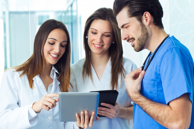 infirmerie-RAMATUELLE-min_caucasian-coat-doctor-employees-female-health-1446749-pxhere.com
